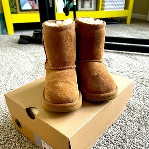 Ugg Classic II Toddler Size 7 in Chestnut